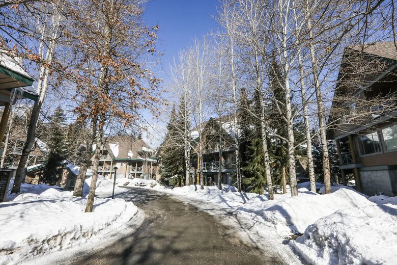 Alpine Comfort at Valhalla | Spacious Home with Easy Mountain Access - Whistler, Canada