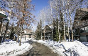 Alpine Comfort at Valhalla | Spacious Home with Easy Mountain Access - Whistler, Canada