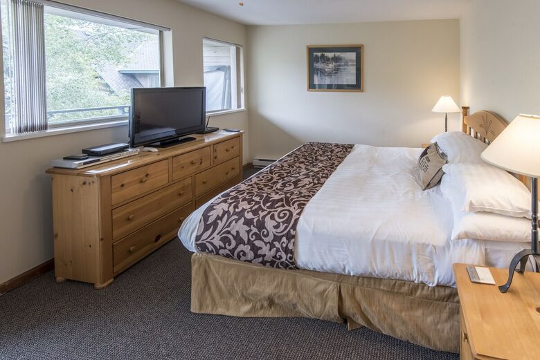 Alpine Comfort at Valhalla | Spacious Home with Easy Mountain Access - Whistler, Canada