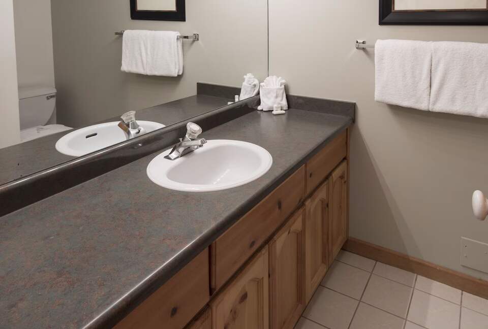 Alpine Comfort at Valhalla | Spacious Home with Easy Mountain Access - Whistler, Canada