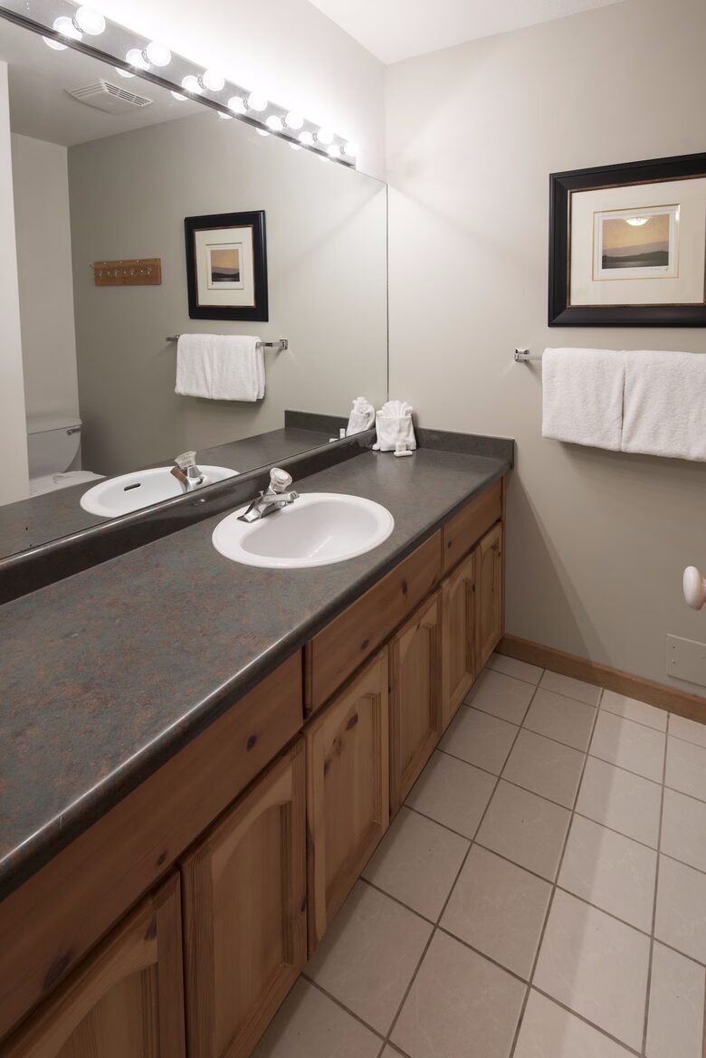 Alpine Comfort at Valhalla | Spacious Home with Easy Mountain Access - Whistler, Canada