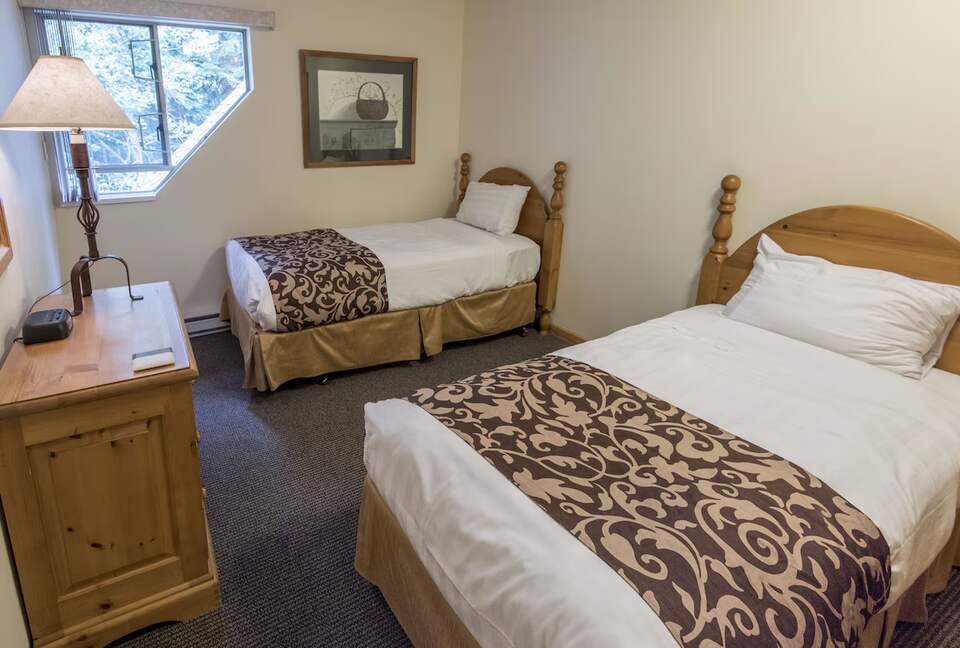 Alpine Comfort at Valhalla | Spacious Home with Easy Mountain Access - Whistler, Canada