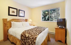 Alpine Comfort at Valhalla | Spacious Home with Easy Mountain Access - Whistler, Canada