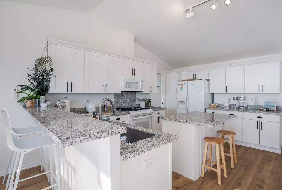 Whidbey Island Horizon Retreat | Modern Home with Expansive Views - Oak Harbor, Washington