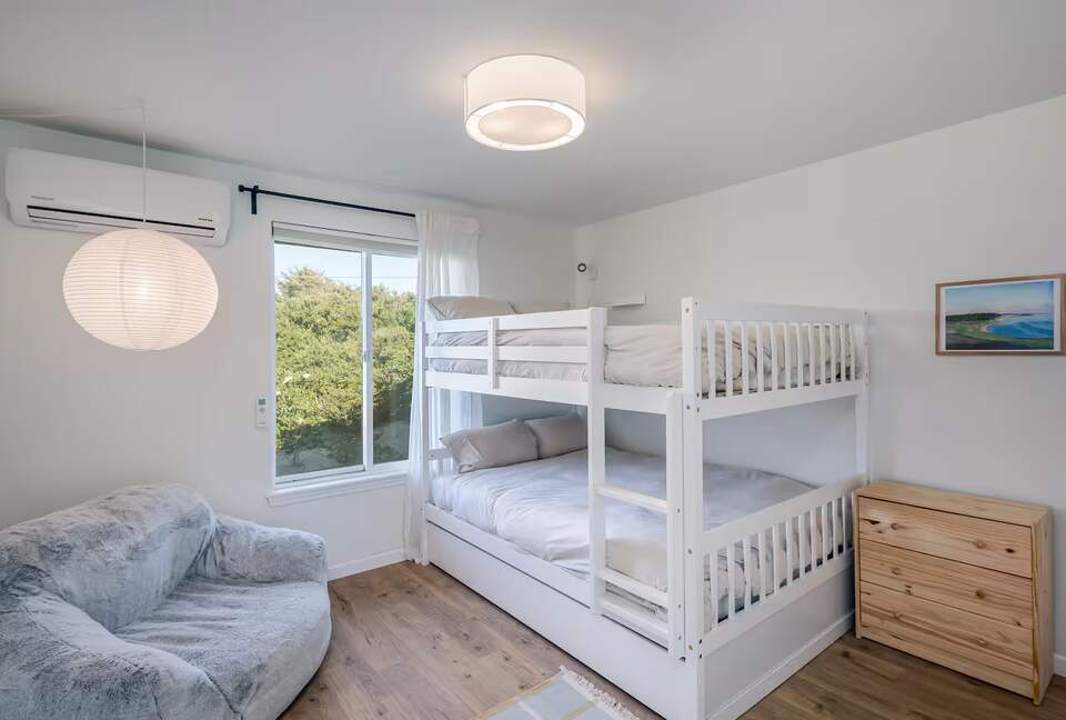 Whidbey Island Horizon Retreat | Modern Home with Expansive Views - Oak Harbor, Washington