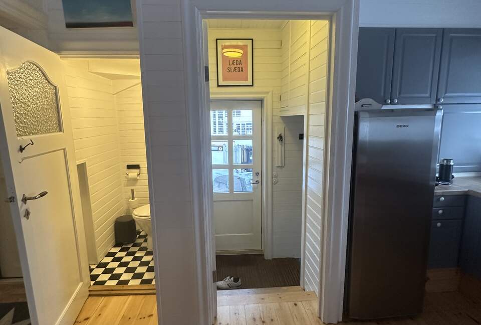 Inviting Town-Center residence With Cozy Lower Lounge - Akureyri, Iceland