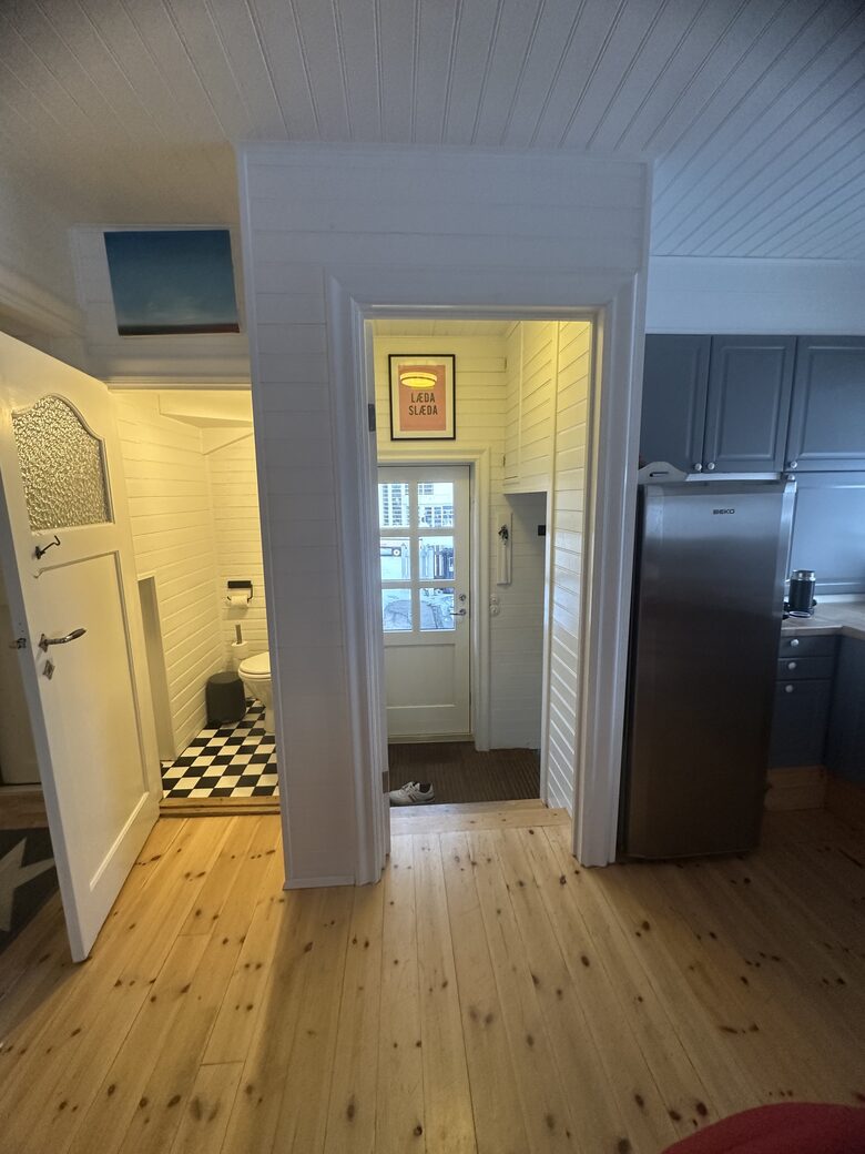 Inviting Town-Center residence With Cozy Lower Lounge - Akureyri, Iceland