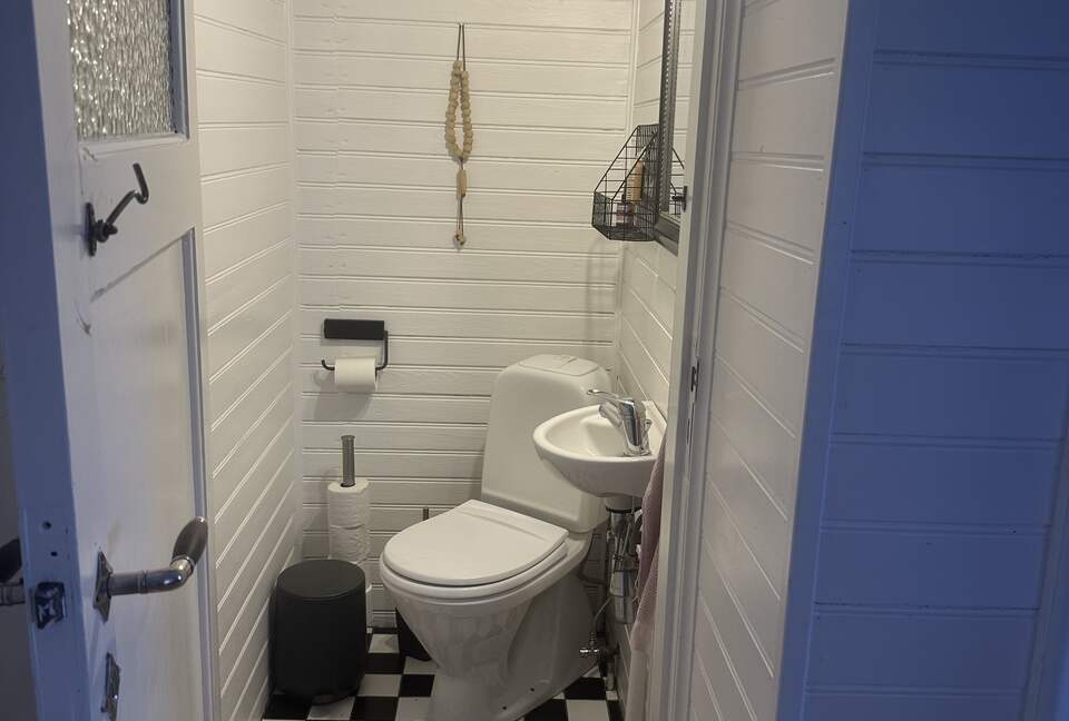 Inviting Town-Center residence With Cozy Lower Lounge - Akureyri, Iceland