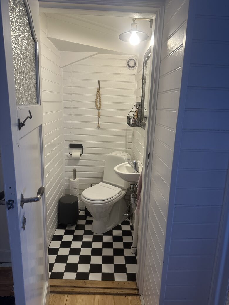 Inviting Town-Center residence With Cozy Lower Lounge - Akureyri, Iceland