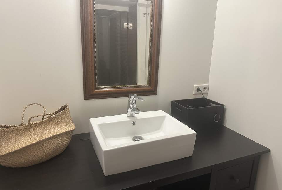 Inviting Town-Center residence With Cozy Lower Lounge - Akureyri, Iceland