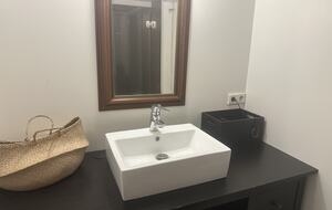 Inviting Town-Center residence With Cozy Lower Lounge - Akureyri, Iceland