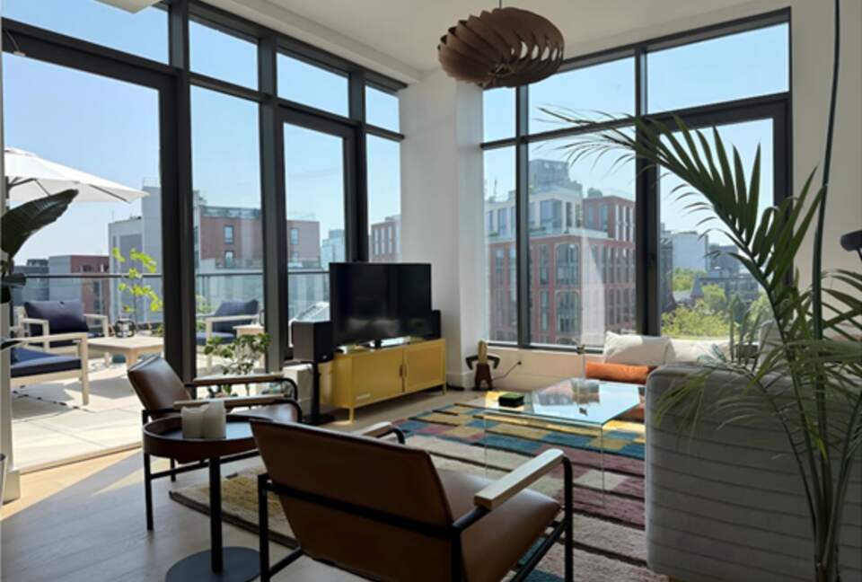 Chic Brooklyn Retreat with Skyline Views and a Private Rooftop Terrace - New York City, New York