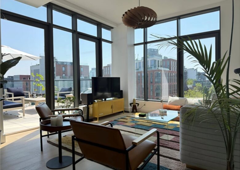 Chic Brooklyn Retreat with Skyline Views and a Private Rooftop Terrace - New York City, New York