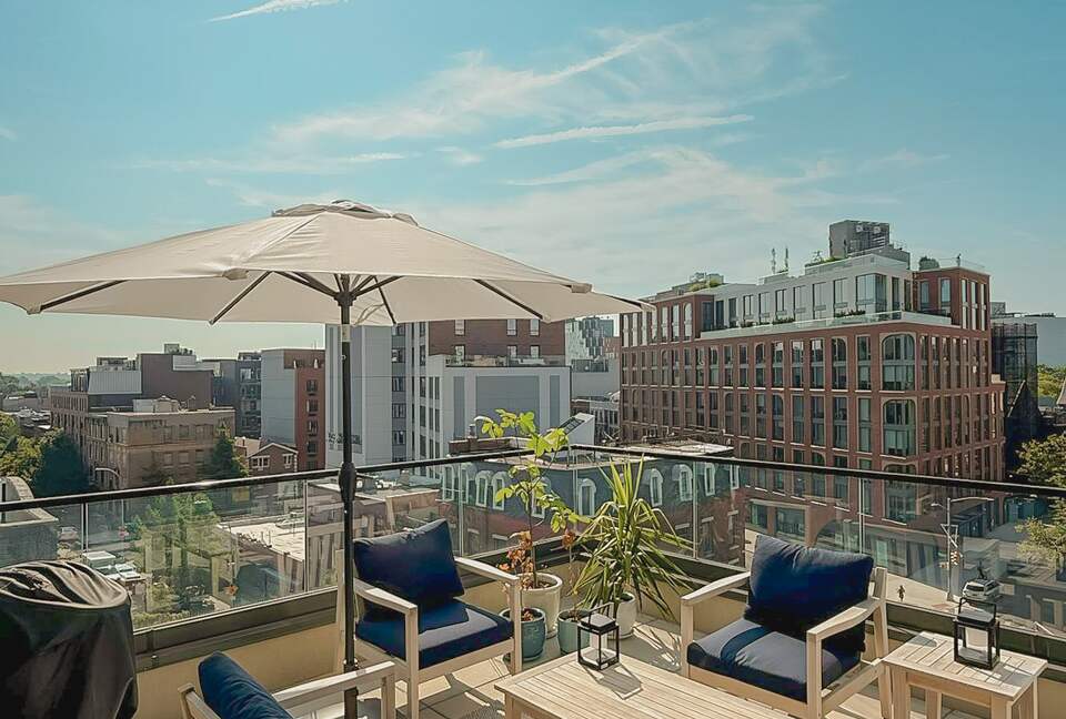 Chic Brooklyn Retreat with Skyline Views and a Private Rooftop Terrace - New York City, New York