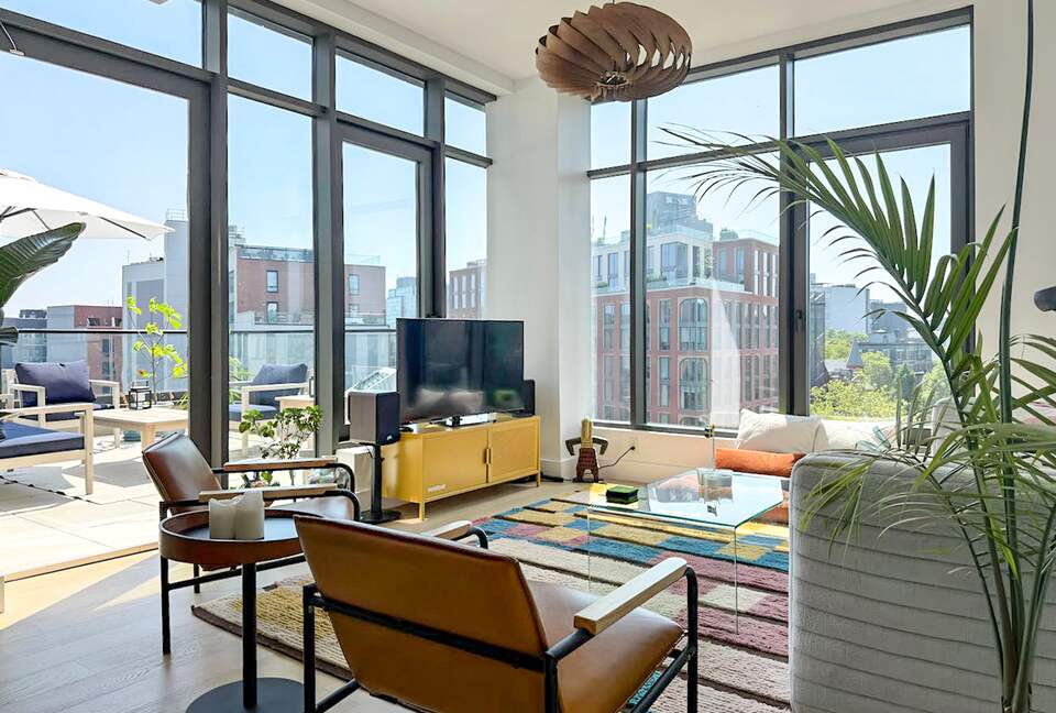 Chic Brooklyn Retreat with Skyline Views and a Private Rooftop Terrace - New York City, New York