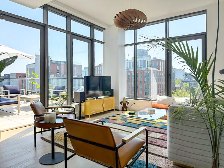 Chic Brooklyn Retreat with Skyline Views and a Private Rooftop Terrace - New York City, New York