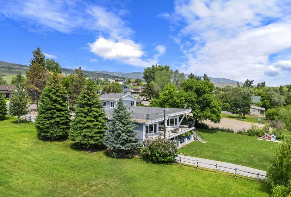 Bear Lake Grand Retreat | Stylish, Spacious, and Steps from the Water - Garden City, Utah