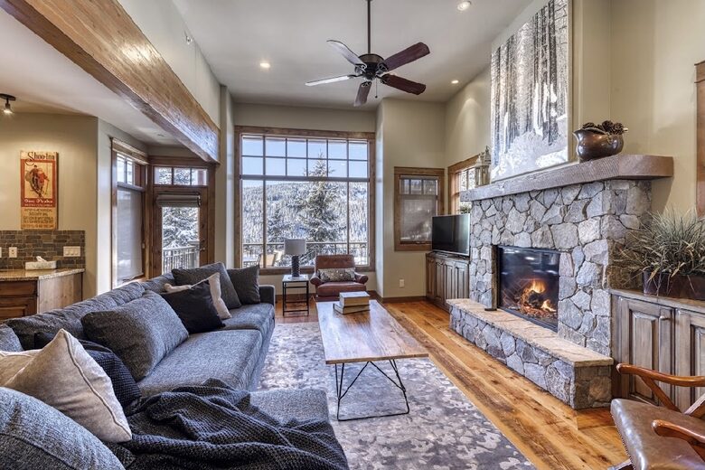 Warm & Spacious Sun Peaks Retreat with Private Hot Tub and Mountain Views - Sun Peaks, Canada