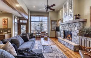 Warm & Spacious Sun Peaks Retreat with Private Hot Tub and Mountain Views - Sun Peaks, Canada