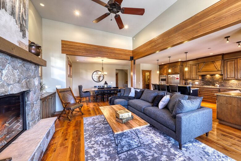 Warm & Spacious Sun Peaks Retreat with Private Hot Tub and Mountain Views - Sun Peaks, Canada