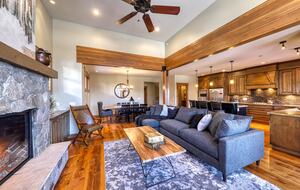 Warm & Spacious Sun Peaks Retreat with Private Hot Tub and Mountain Views - Sun Peaks, Canada