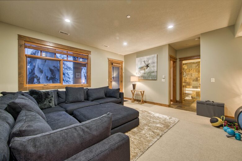 Warm & Spacious Sun Peaks Retreat with Private Hot Tub and Mountain Views - Sun Peaks, Canada