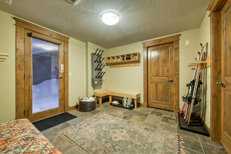 Warm & Spacious Sun Peaks Retreat with Private Hot Tub and Mountain Views - Sun Peaks, Canada