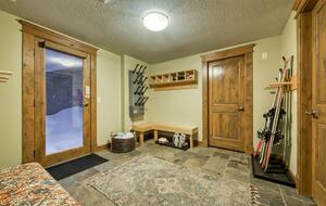 Warm & Spacious Sun Peaks Retreat with Private Hot Tub and Mountain Views - Sun Peaks, Canada