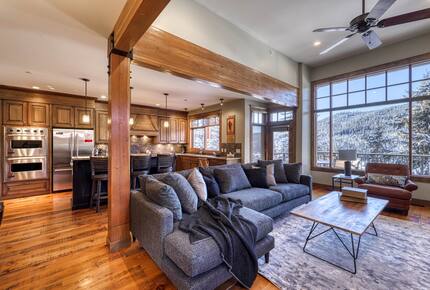 Warm & Spacious Sun Peaks Retreat with Private Hot Tub and Mountain Views - Sun Peaks, Canada