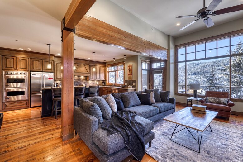 Warm & Spacious Sun Peaks Retreat with Private Hot Tub and Mountain Views - Sun Peaks, Canada