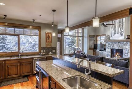 Warm & Spacious Sun Peaks Retreat with Private Hot Tub and Mountain Views - Sun Peaks, Canada