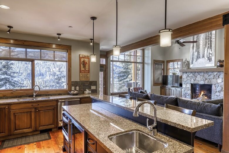 Warm & Spacious Sun Peaks Retreat with Private Hot Tub and Mountain Views - Sun Peaks, Canada