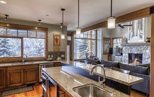 Warm & Spacious Sun Peaks Retreat with Private Hot Tub and Mountain Views - Sun Peaks, Canada