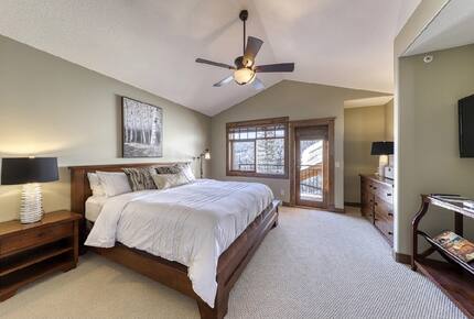 Warm & Spacious Sun Peaks Retreat with Private Hot Tub and Mountain Views - Sun Peaks, Canada