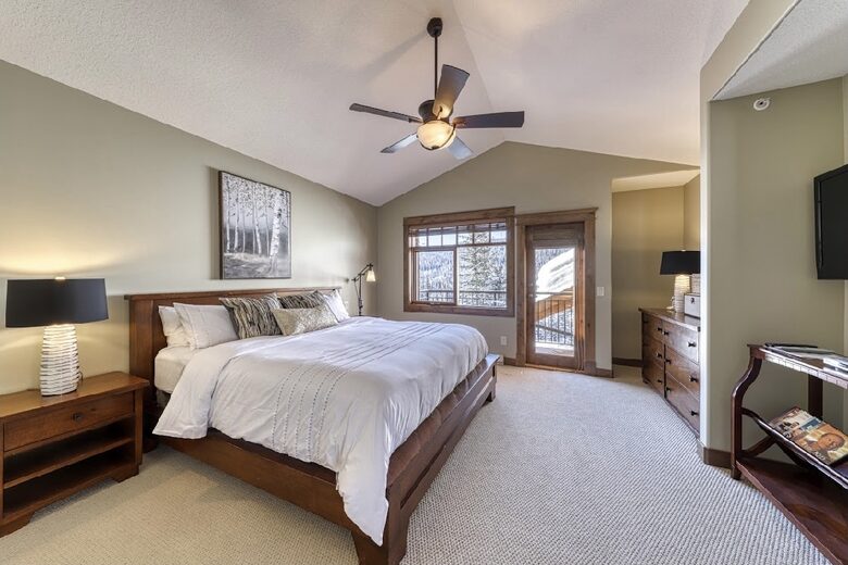 Warm & Spacious Sun Peaks Retreat with Private Hot Tub and Mountain Views - Sun Peaks, Canada