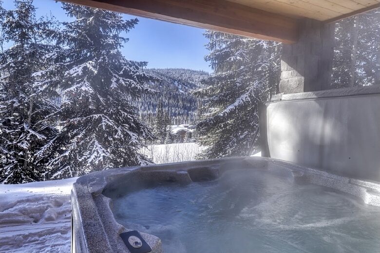 Warm & Spacious Sun Peaks Retreat with Private Hot Tub and Mountain Views - Sun Peaks, Canada