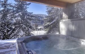 Warm & Spacious Sun Peaks Retreat with Private Hot Tub and Mountain Views - Sun Peaks, Canada