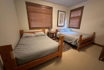 Warm & Spacious Sun Peaks Retreat with Private Hot Tub and Mountain Views - Sun Peaks, Canada