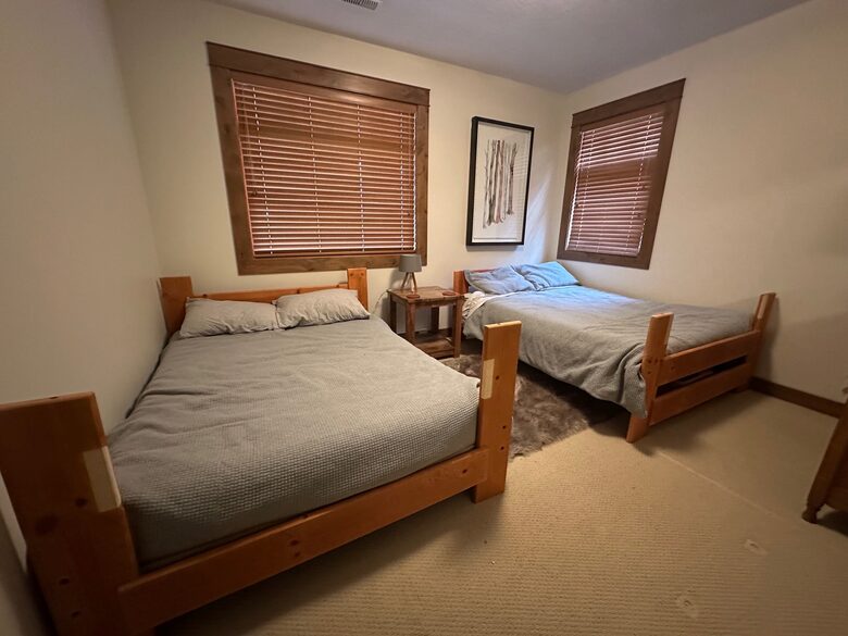 Warm & Spacious Sun Peaks Retreat with Private Hot Tub and Mountain Views - Sun Peaks, Canada