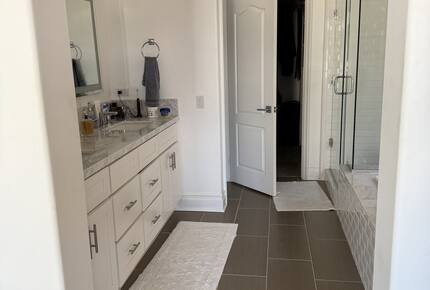 Master Bathroom - 2 sinks, jet tub, shower