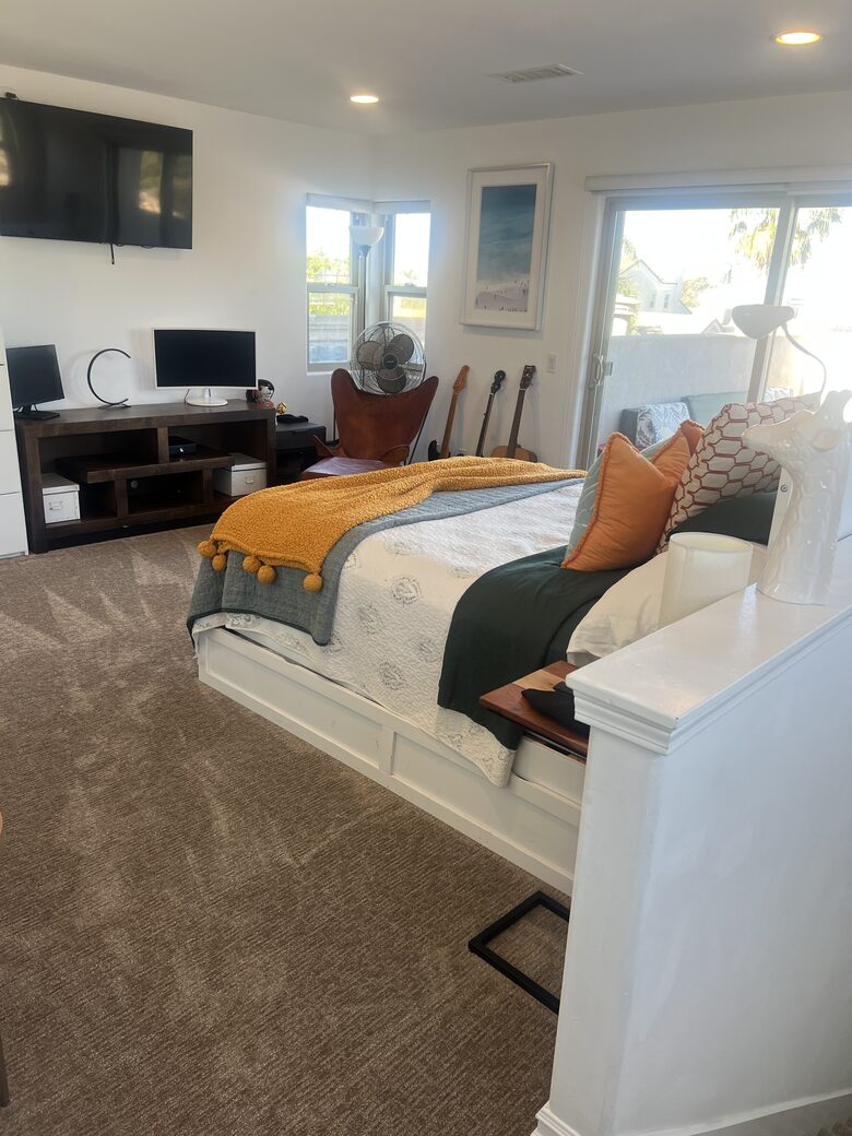 Third Floor Queen - TV and deck